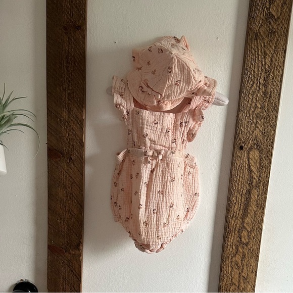 Boutique Emily & Oliver Baby Girl Muslin Floral Romper & Hat Matching Set - Picture 4 of 7